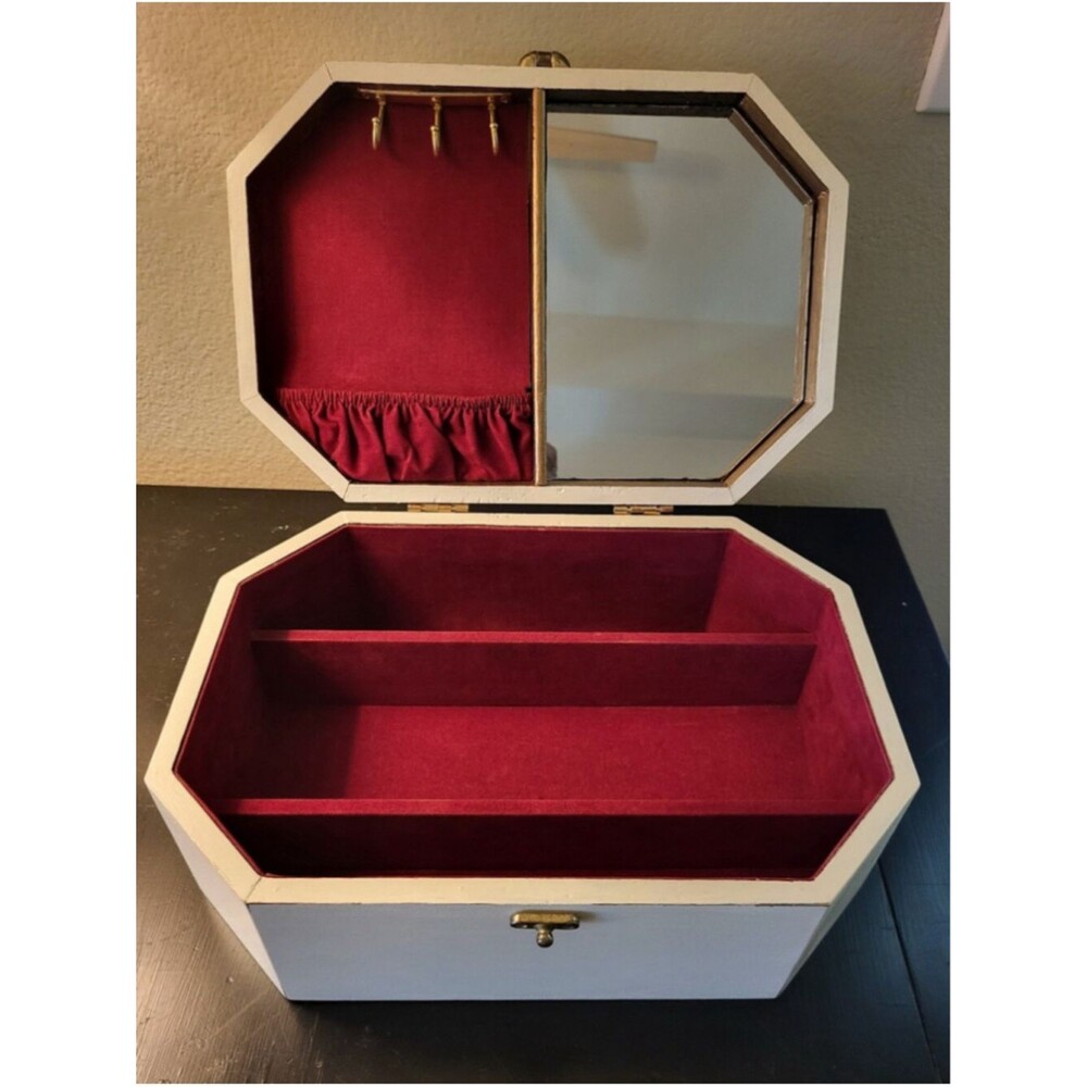Vintage Octagonal Jewelry Box – Ready for a New Chapter ✨